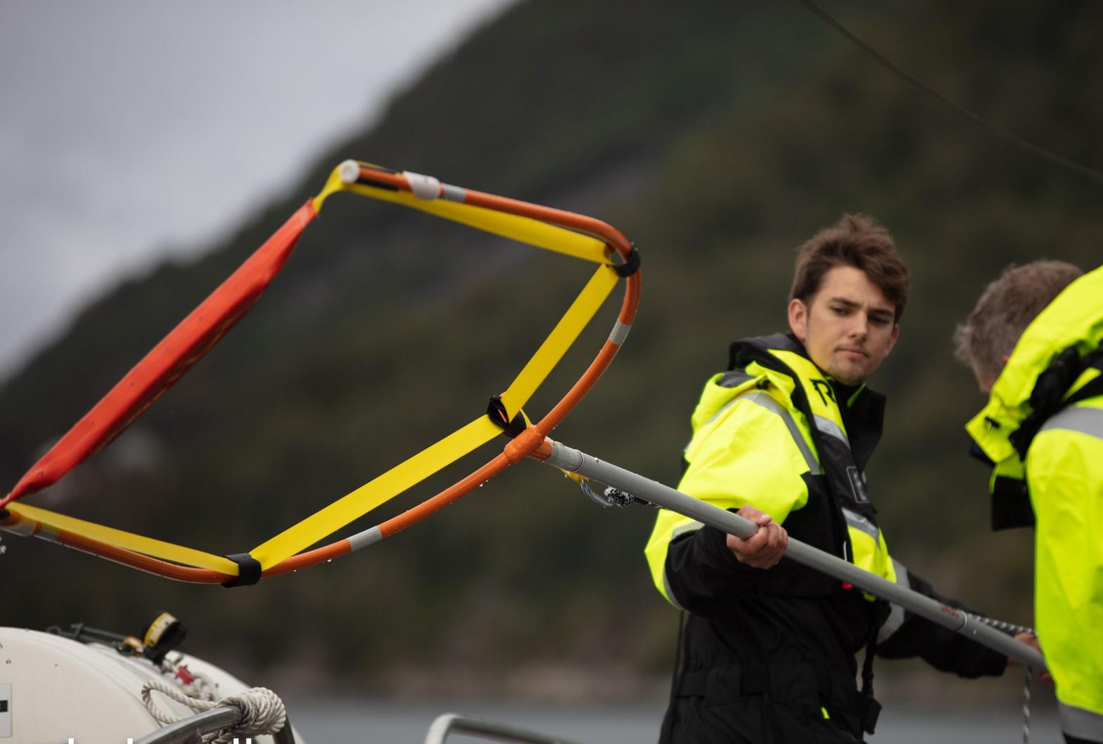 A man utilising the SB Rescue Sling's extension feature, with an adjustable length ranging from 2.1m to 5.2m